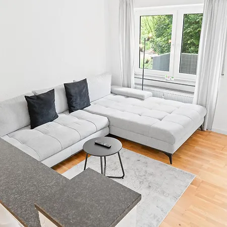 Kingsize Bett, Terrasse, Netflix, Zwei Пфорцхайм